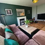Modern 2 Bed Flat With Parking