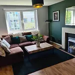 Modern 2 Bed Flat With Parking