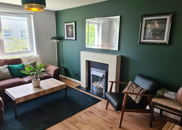 Modern 2 Bed Flat With Parking