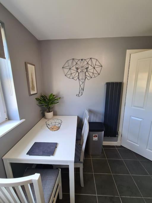 Modern 2 Bed Flat With Parking Apartment