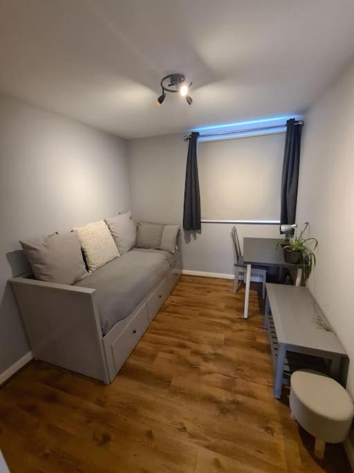 Apartment Modern 2 Bed Flat With Parking