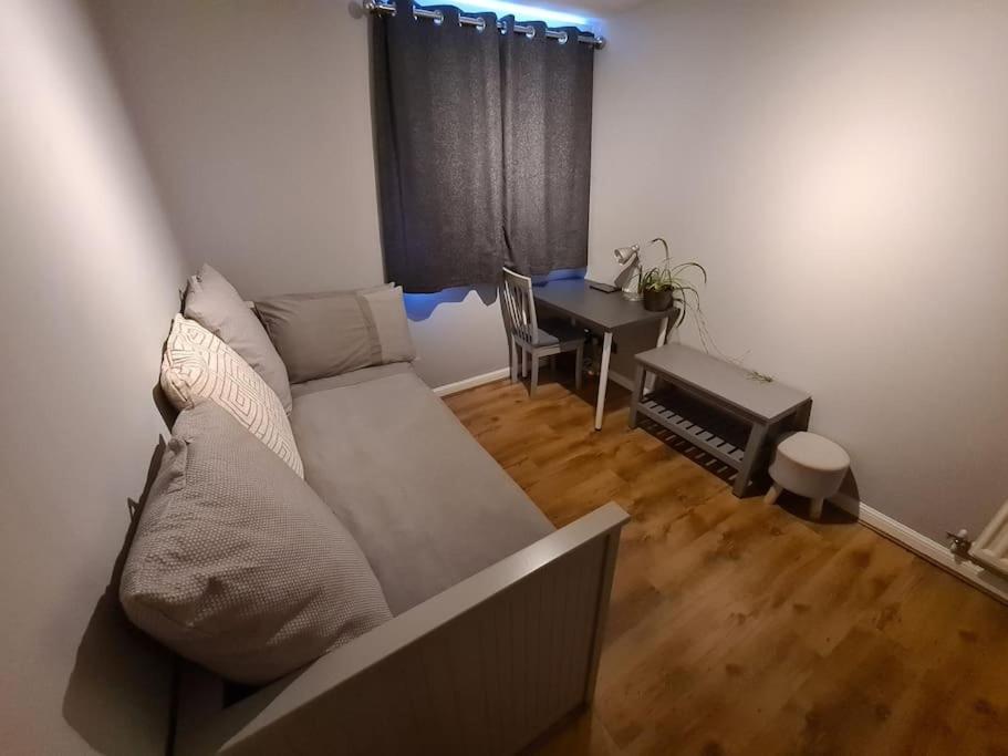 Modern 2 Bed Flat With Parking Apartment *