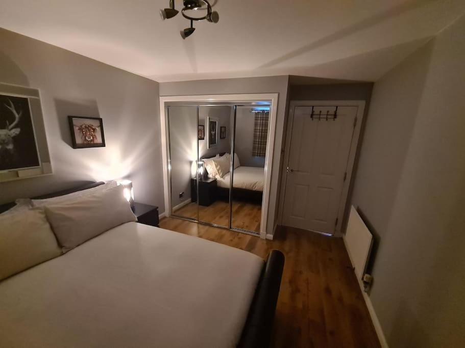 Modern 2 Bed Flat With Parking Apartment