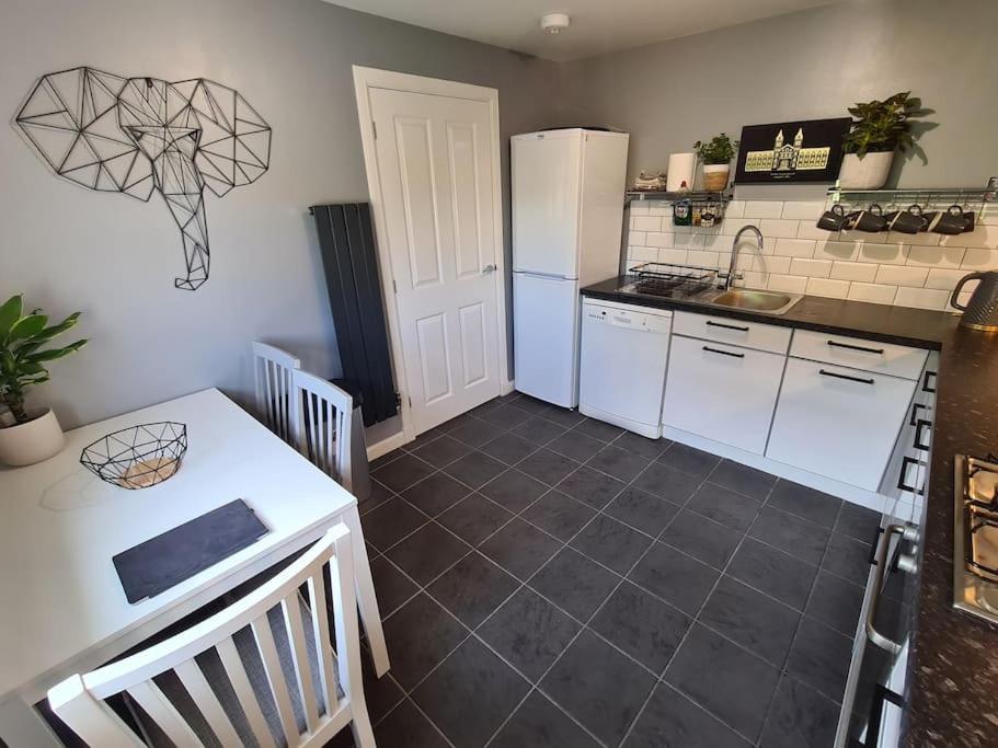 Modern 2 Bed Flat With Parking Apartment Aberdeen