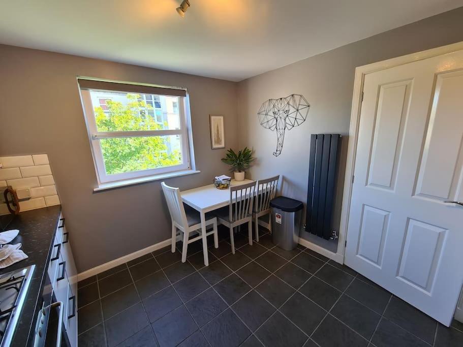 Apartment Modern 2 Bed Flat With Parking