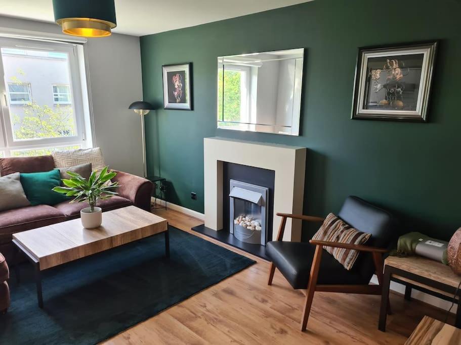 Apartment Modern 2 Bed Flat With Parking *
